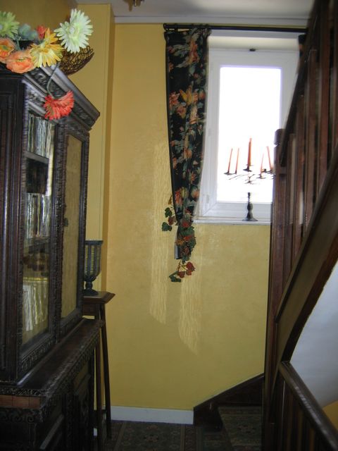 Couloir avec un des 2 escaliers pour accéder au logement.